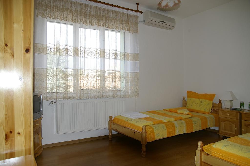 Karadzhovy Guest House Kalofer Zimmer foto