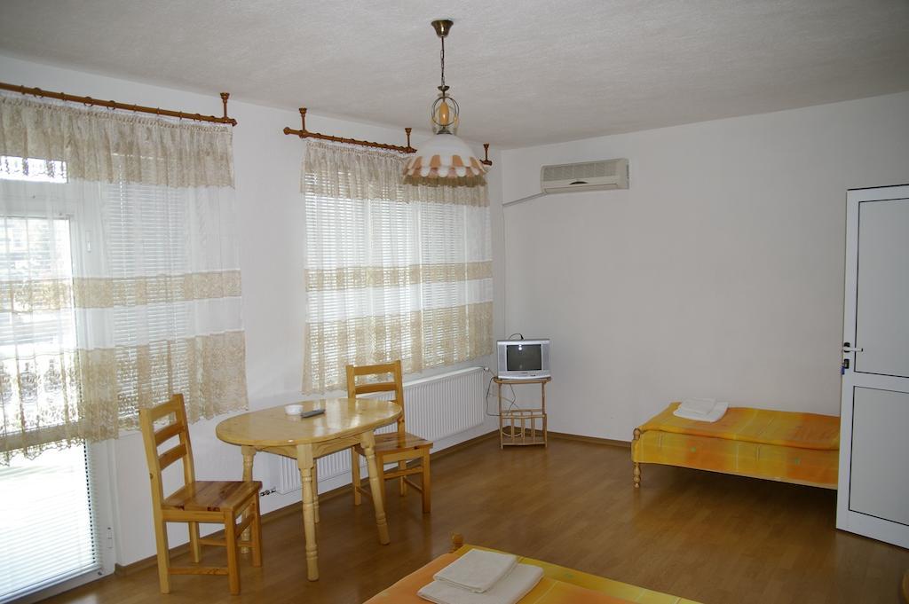 Karadzhovy Guest House Kalofer Zimmer foto
