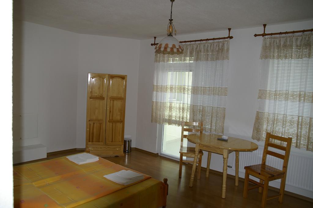 Karadzhovy Guest House Kalofer Zimmer foto